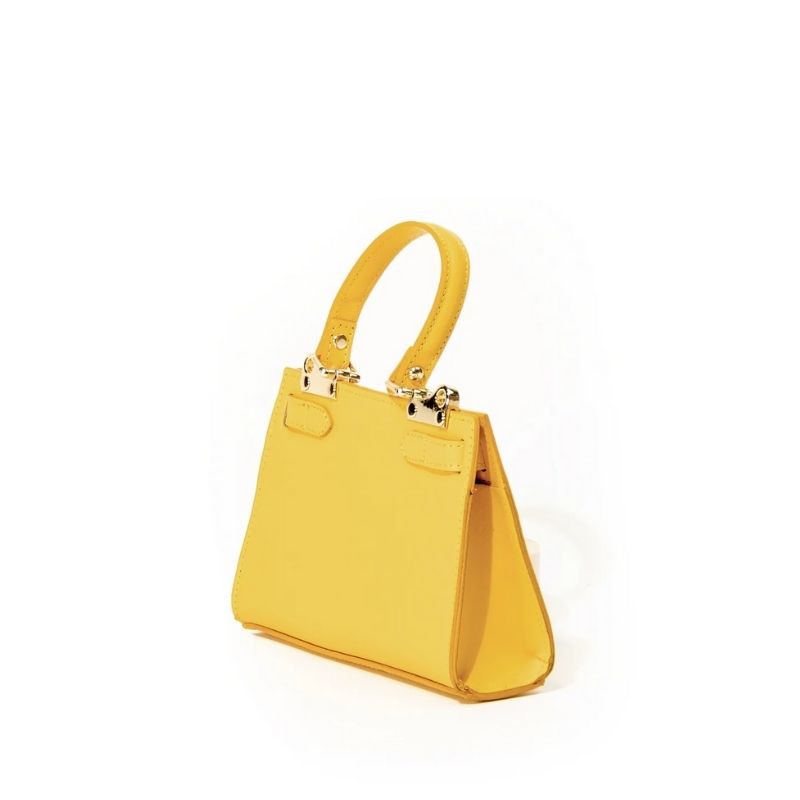 Close-up view of Numabagstore's Georgia Yellow leather shoulder bag's secure twist-lock